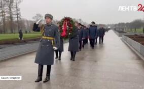 На Пискаревском кладбище прошла торжественно-траурная церемония возложения цветов в канун Дня памяти погибших при выполнении служебных обязанностей сотрудников органов внутренних дел