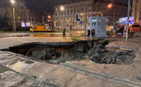 На проспекте Энгельса трамвай чудом не провалился в яму