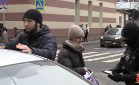 Полицейские с собаками проверили мигрантов в Центральном районе Петербурга
