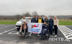 Двум защитникам Отечества из Ленобласти передали автомобили с ручным управлением