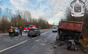 Mercedes врезался в стоящий КАМАЗ во Всеволожском районе
