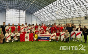 Болельщики из России и Перу сыграли в футбол в Петербурге