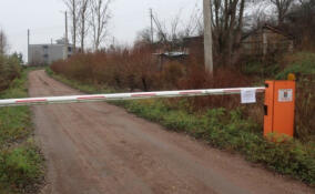 Незаконные шлагбаум и контейнер в Выборге отправят под снос