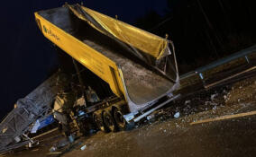 Грузовик с «поднятым» кузовом устроил километровые пробки под Петербургом