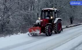 Дороги Ленобласти чистят от снега круглые сутки