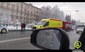 В Колпино столкнулись легковушка и машина скорой помощи
