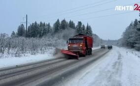 Дорожные службы Ленобласти не прекращают расчистку трасс