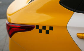 В Петербурге мигрантам официально запретили работать в доставке и службе такси