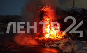 В Важинах тушат горящий штабель пиломатериалов