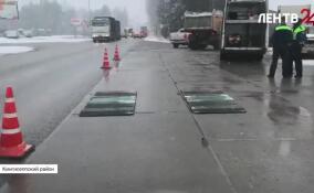 Водителям грузовиков устроили проверку у временного моста через Лугу