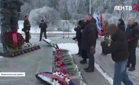 Второй день сборов ветеранов СВО начался с торжественно-траурной церемонии возложения цветов к мемориалу Героям СВО