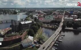 Споры вокруг автомобилей в центре Выборга не утихают. Разбирались в причинах жарких обсуждений