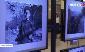 Выставка «Дорогами войны и мира Евгения Халдея» открылась в правительстве Ленобласти