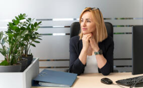 Почти половина офисных работниц в Петербурге наряжается на работу