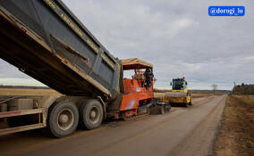 Под Гатчиной подходит к концу ремонт участка дороги методом чипсилинг
