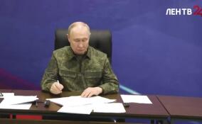 Бойцы группировки войск «Центр» развернули российский триколор на главной площади Красноармейска в ДНР