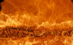 В поселке в Кировском районе ночью полыхал многоквартирный дом