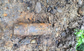 Предмет, похожий на боеприпас, достали из земли в Кировском районе