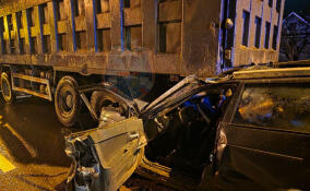 Легковушка столкнулась с грузовиком на трассе М-10