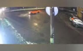 Лихач на Mustang устроил дрифт в поселке Мга