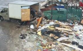 Житель Волховского района не поедет за границу, потому что оставил мусор возле контейнера