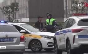 В Петербурге до конца 2026 года продлено действие запрета о привлечении мигрантов к работе курьерами и таксистами