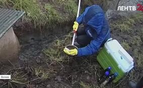 Сотрудники Комитета Эконадзора Ленобласти выясняют причины загрязнения реки в Волхове