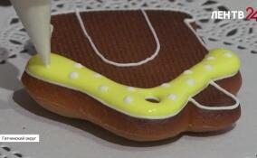 Украсить новогодние пряники и повесить на елку