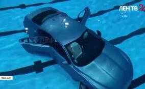 Во Франции женщина припарковала машину на дне городского бассейна