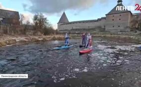 В Старую Ладогу на сап-бордах пришли Дедушки Морозы