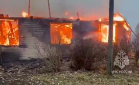 В Гатчине пожар охватил двухаэтажное здание