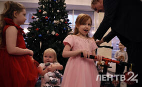 Александр Дрозденко вручил подарки детям участников СВО в рамках «Ёлки желаний»