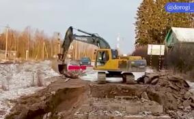 В Выборгском районе продолжается реконструкция моста через реку Михалевка