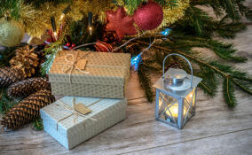 От сладостей до сувениров: жители Ленобласти рассказали, что подарят коллегам на Новый год