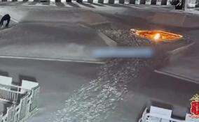 Мужчина затушил снегом Вечный огонь в Киришах