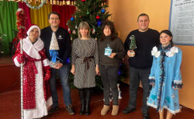 Ленобласть отправила более 100 новогодних подарков маленьким жителям Енакиево