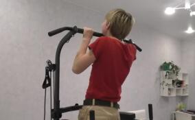 Александр Дрозденко подарил турник мальчику из Пикалево