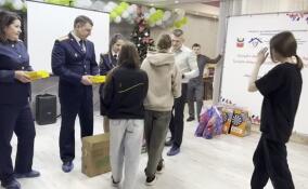 Следователи поздравили воспитанников тихвинского ресурсного центра с предстоящими праздниками