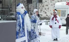 Жители Выборга поучаствовали в предновогоднем хороводе на Рыночной площади