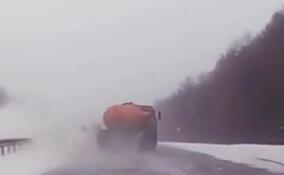 Жителям Ленобласти напомнили о правилах безопасного вождения зимой