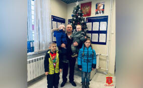 Начальник Волосовского ОМВД поздравил с Новым годом детей сотрудников