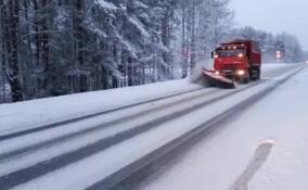 Более 2,3 тыс. единиц техники чистят от снега дороги и тротуары в Ленобласти