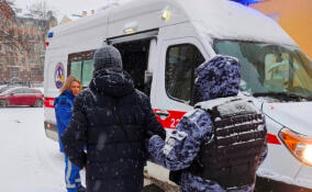 В Петербурге росгвардейцы помогли пожилому мужчине, которому стало плохо на рождественской службе