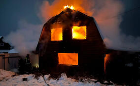 Частный дом загорелся ночью в деревне Кириково