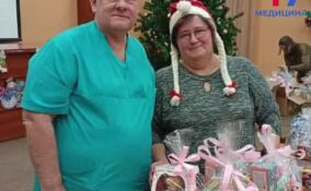 Маленьким пациентам ЛОДКБ передали 100 подарков к Рождеству