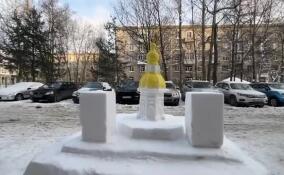 Петербуржец создает в своем дворе снежные скульптуры