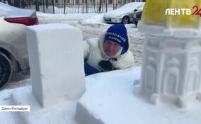 Пять ваз, самовар и Никольский собор из снега появились во дворе дома в Петербурге