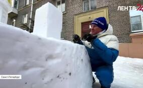 Никольский собор и амфоры из снега создает петербургский пенсионер