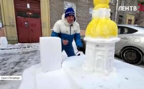 Никольский собор и амфоры из снега создаёт петербургский пенсионер