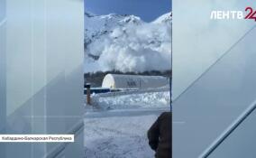 Туристы стали свидетелями схода лавины в Приэльбрусье